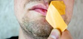 Mouth taping – zalepená pusa prý pomůže lépe spát. Může to ale být nebezpečné