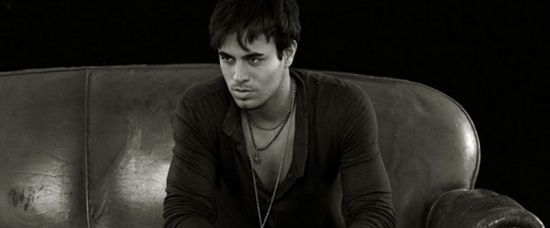 Enrique Iglesias kvůli sázce lyžoval nahý