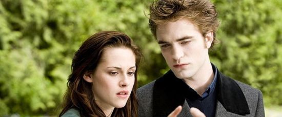 Pattinson potebuje pi nasazovn kontaktnch oek dva pomocnky
